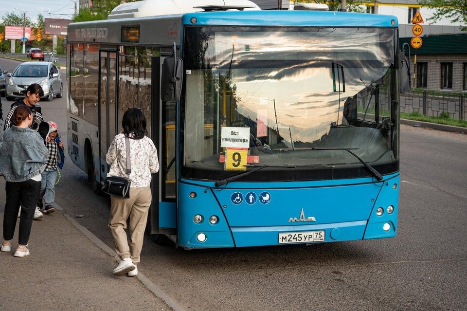 Муниципальные автобусы изменили маршрут из-за разбитого объезда на Коханского