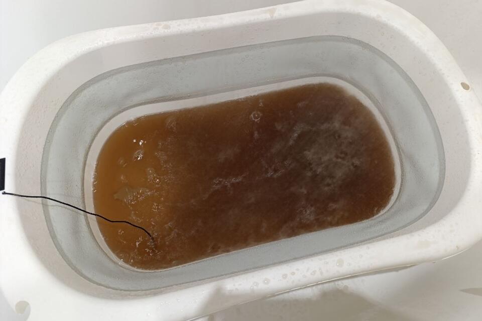 Грязная вода из водопровода дошла до больниц и детсадов Могочи