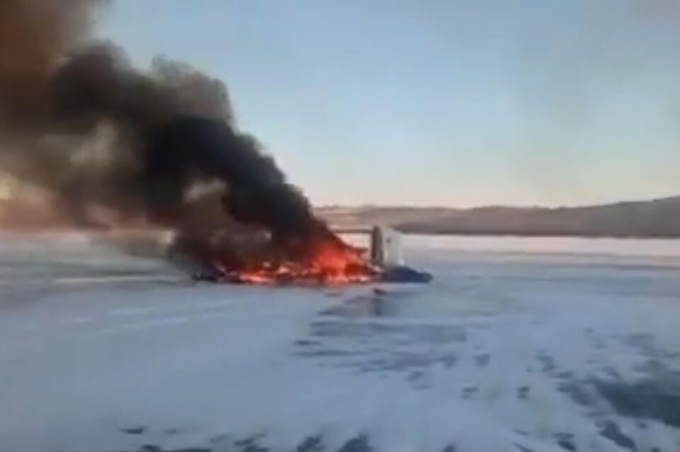 На льду Байкала джип столкнулся с судном на воздушной подушке, есть пострадавшие