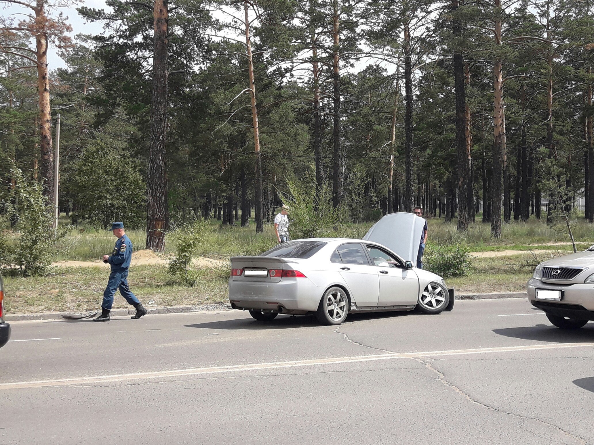 Врачи и полиция прибыли на место столкновения двух Honda в Чите