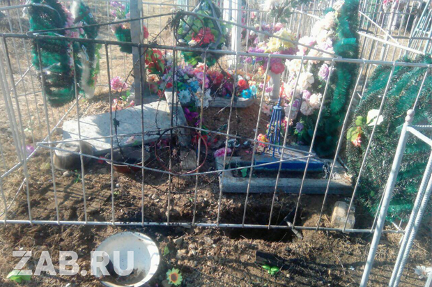 За повредивших могилы в Урульге школьников ответят их родители