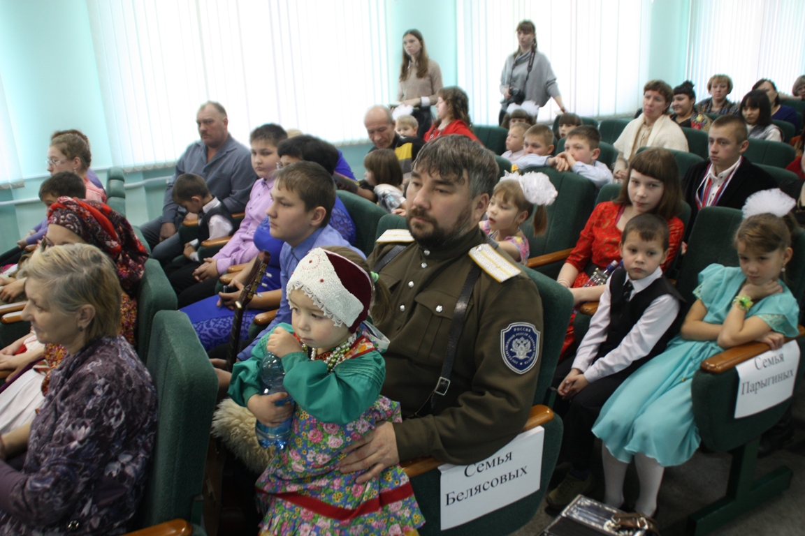 Лучшие семьи края получили по 100 тысяч рублей