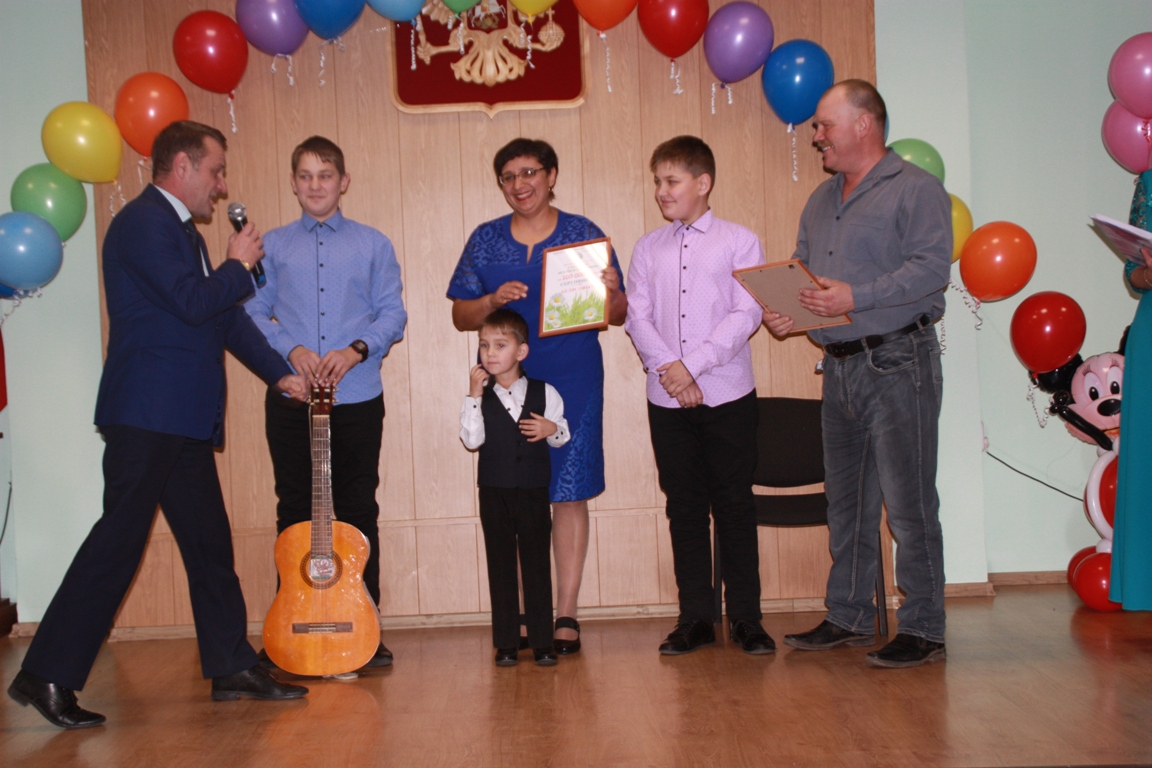 Лучшие семьи края получили по 100 тысяч рублей