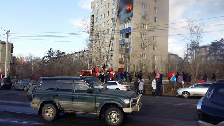 Жилой дом горит в мкр. Северный в Чите