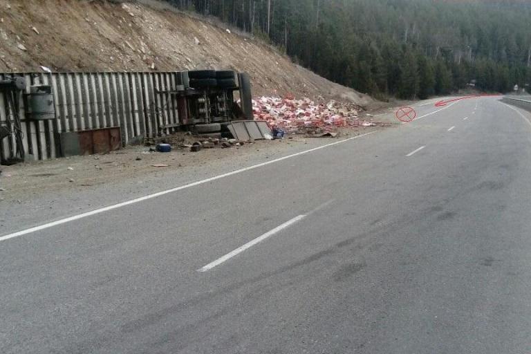 Фура с яблоками опрокинулась в Забайкалье, пострадали 2 человека