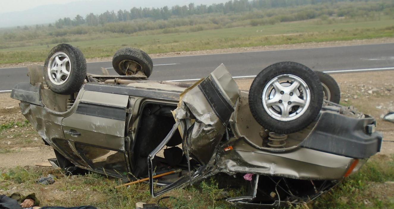 Водители Land Cruiser и ВАЗ скончались после опрокидывания на дорогах края