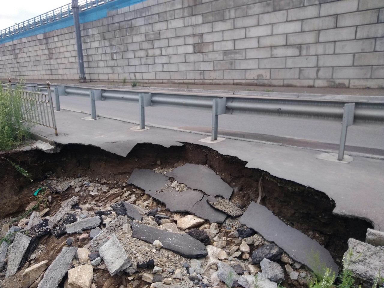 Тротуар на каштакской развязке обрушился после дождей в Чите