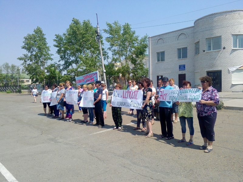 Техработники школ Борзи вышли на пикет из-за мизерных зарплат