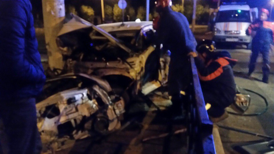 Три человека пострадали во врезавшемся в столб Nissan Skyline в Чите
