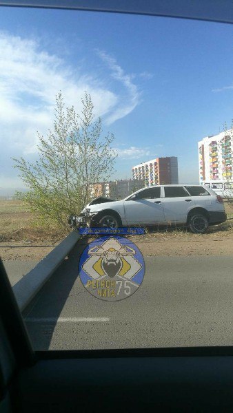 Водитель иномарки утром сбил столб на КСК в Чите