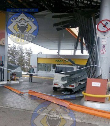 Ветер снёс крышу на АЗС под Читой, повреждено несколько машин