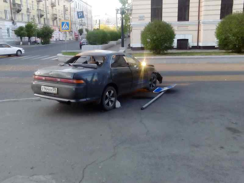 Водителя Mark II госпитализировали после аварии с Mercedes в Чите