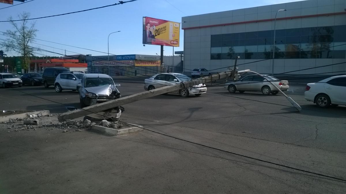 Автомобиль врезался в столб около здания на Шилова