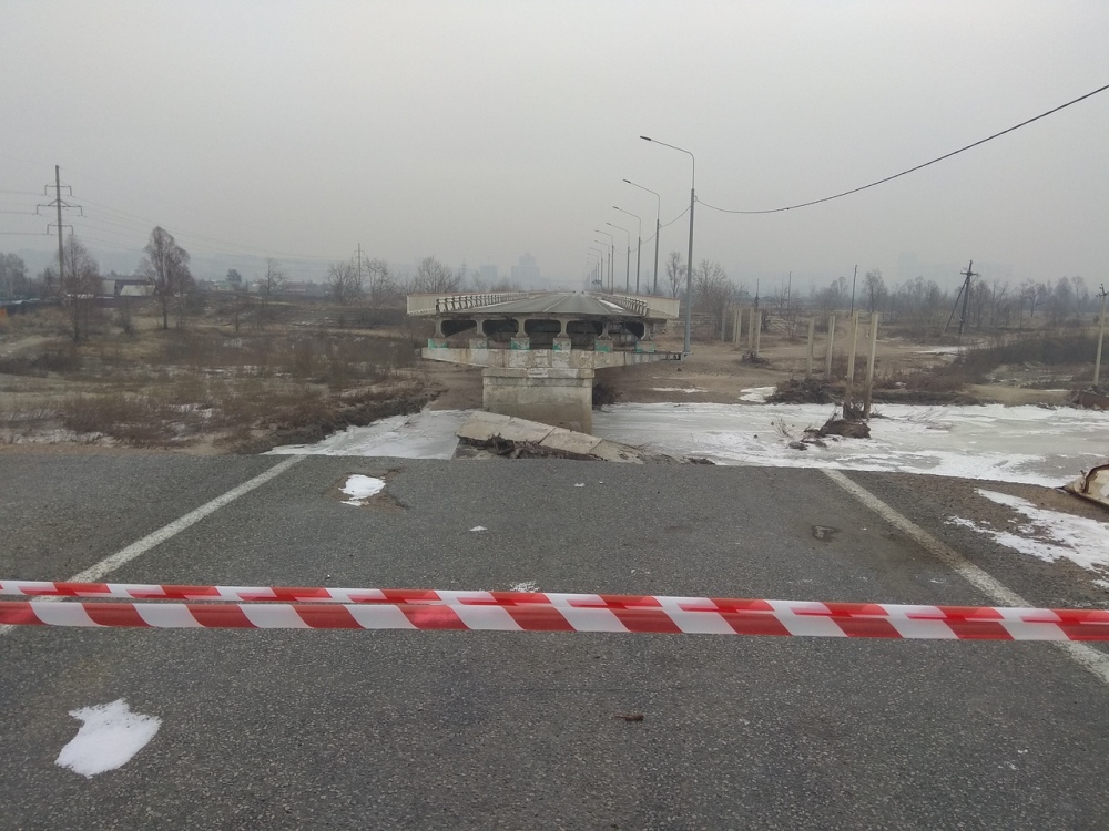 Трутнев и Осипов осмотрели разрушенный наводнением мост в Чите