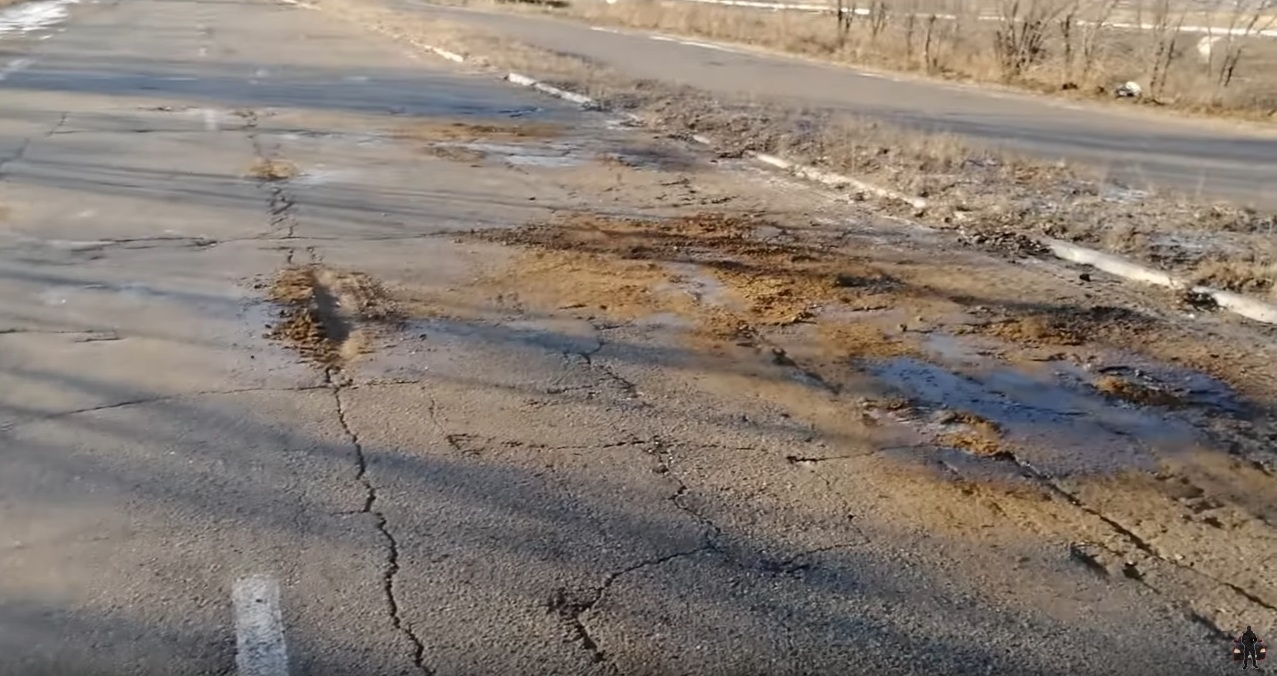 Дорогу в Краснокаменске «отремонтировали» водой и песком