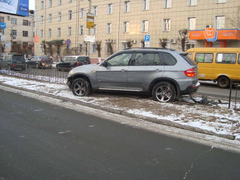 Водитель BMW X5 снес заграждение в центре Читы