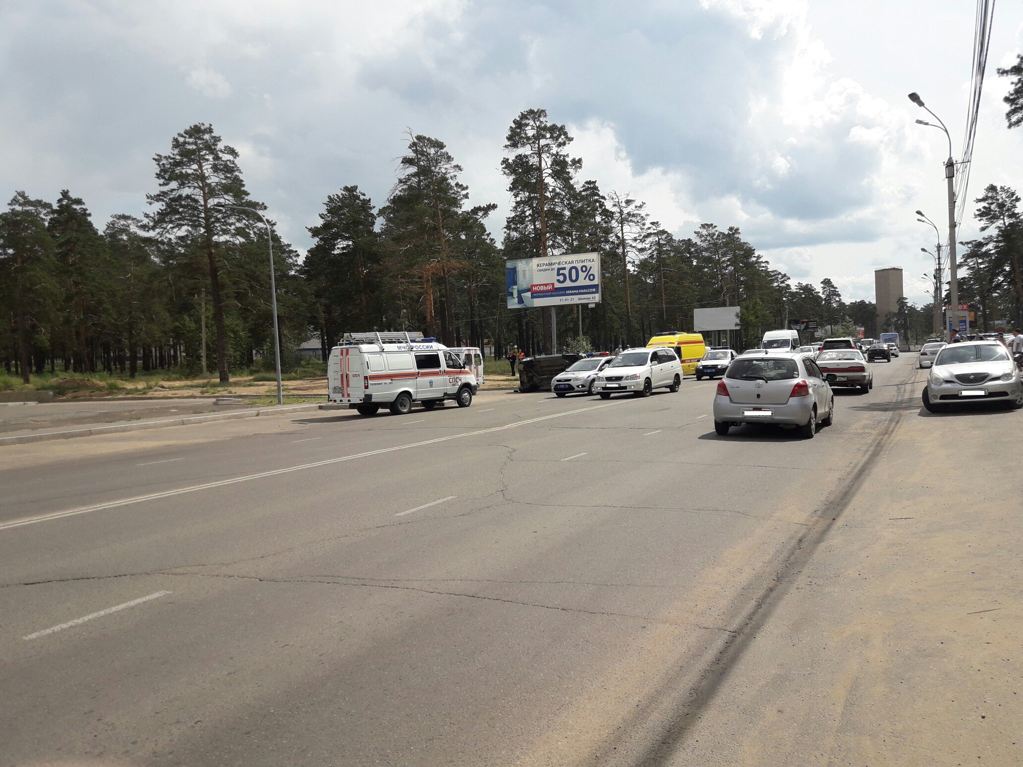 Врачи и полиция прибыли на место столкновения двух Honda в Чите
