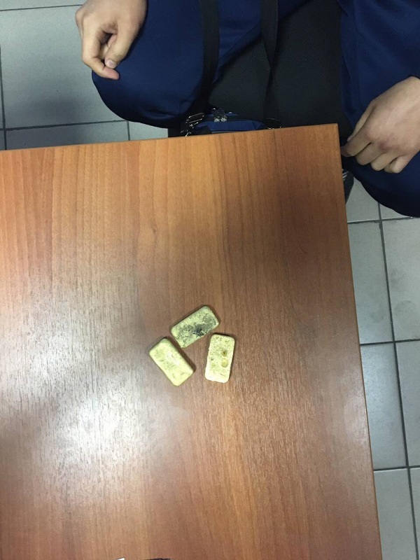 Контрабандистов с золотыми слитками в кроссовках задержали на госгранице в Забайкалье