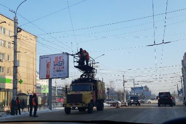 Троллейбус обрыв проводов. Обрыв контактной сети троллейбуса. Обрыв линии троллейбуса. Обрыв троллейбусных проводов. Троллейбус Чита заб ТВ.