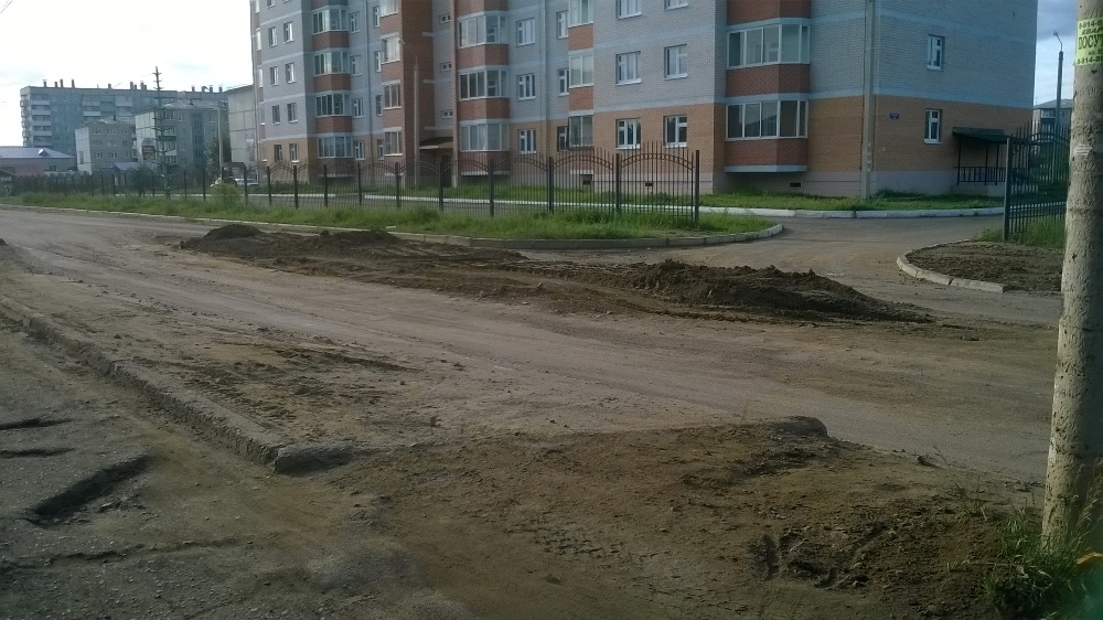 Два авто за день попали в яму на ул. Брызгалова в Чите