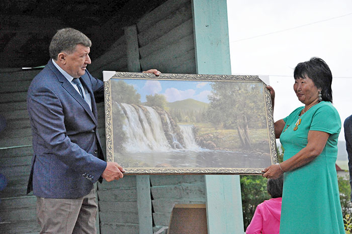 Власти Забайкалья поздравили школу в Угдане со 100-летним юбилеем