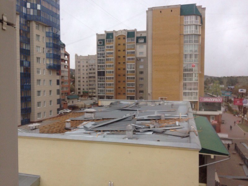 Крышу снесло порывом ветра с детского центра «Орешки» в Чите