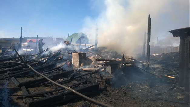 Пожар в 200 кв. м на Кирпичной в Чите тушат пожарные