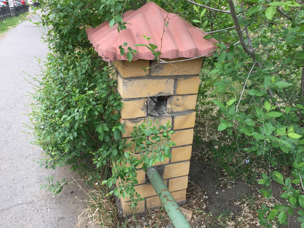 Вандалы разрушили ограду Сквера целинников в Чите