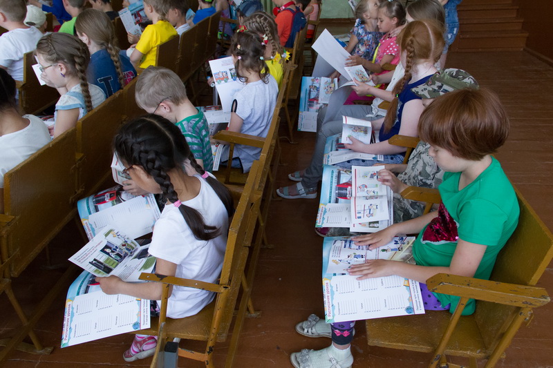 Юные железнодорожники провели урок безопасности в школе №10 в Песчанке