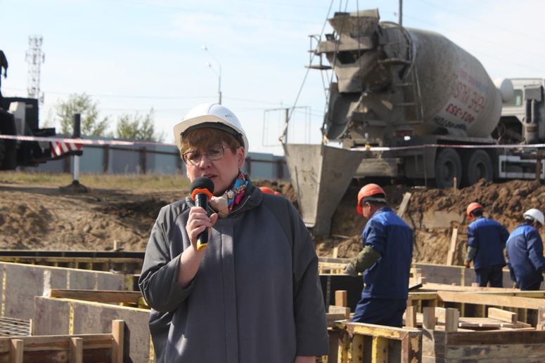 Жданова заложила первый камень нового микрорайона на берегу Кенона