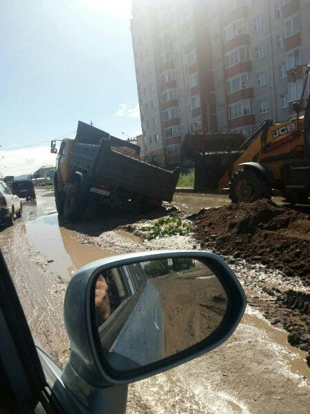 Два авто за день попали в яму на ул. Брызгалова в Чите