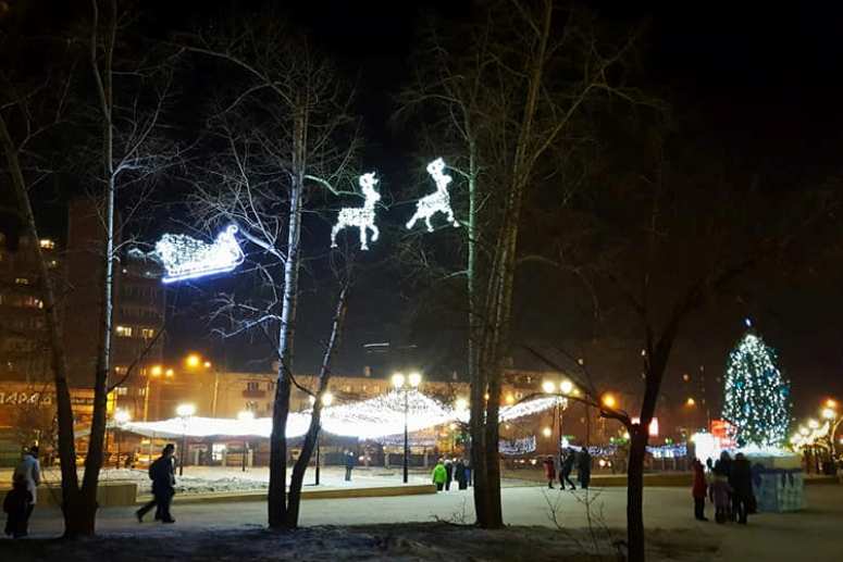 Праздничную иллюминацию зажгли на площади Декабристов в Чите
