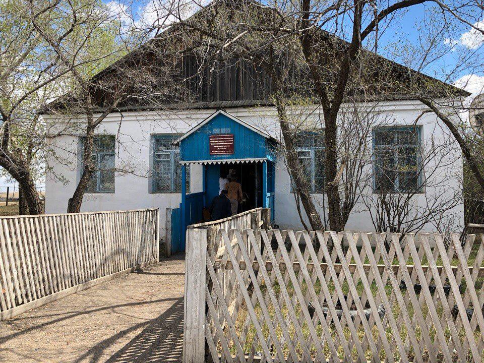 Судно, весло, старые УАЗы и туалет