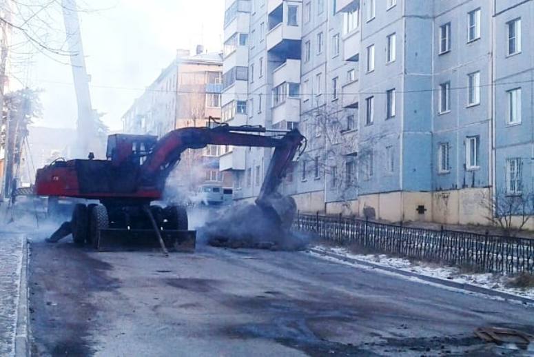 Движение транспорта частично ограничено по ул. Токмакова из-за порыва теплотрассы