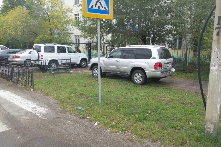 Автомобиль Михалева припарковался на тротуаре возле школы в Чите