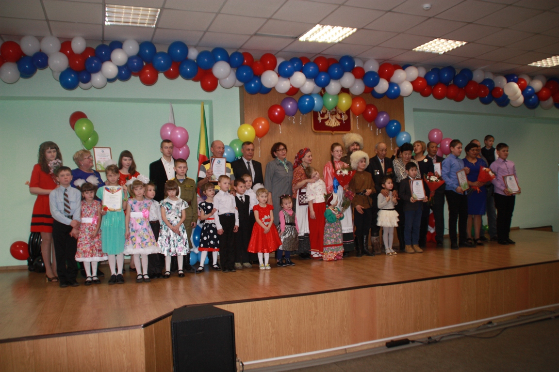 Лучшие семьи края получили по 100 тысяч рублей