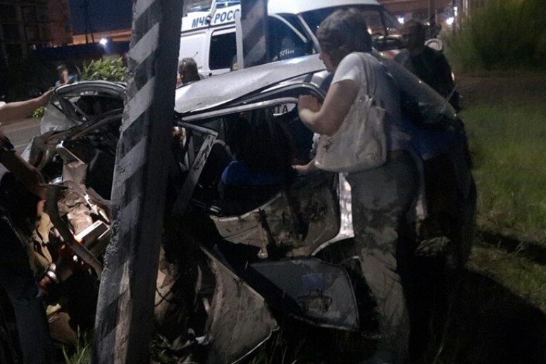 Четверо пострадали во врезавшемся в электроопору авто под Каштаком