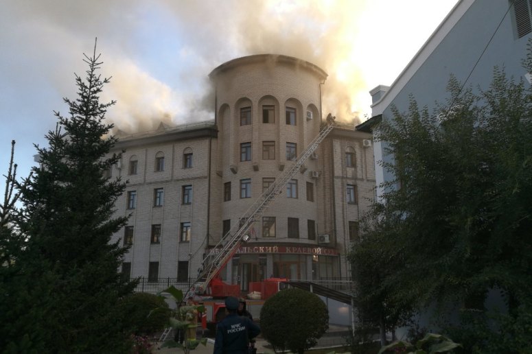 Здание Забайкальского краевого суда горит в Чите