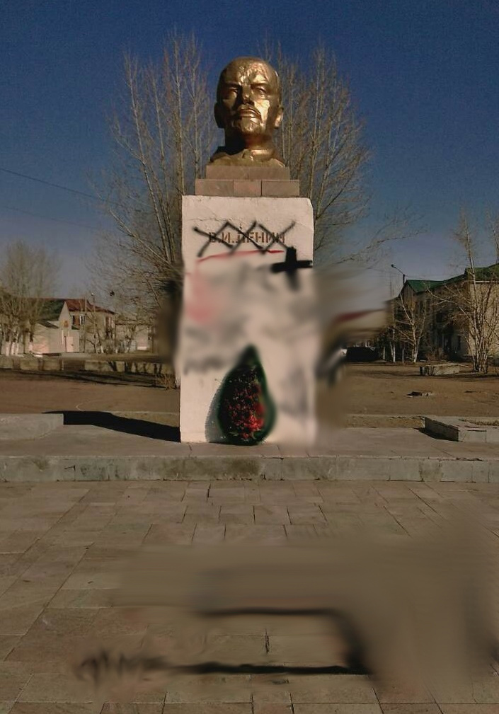 Вандалы раскрасили памятник Ленину и подожгли здание в Борзе
