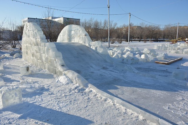 Вандалы сломали фигурки собак в Ледовом городке в Краснокаменске