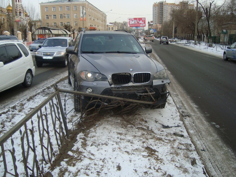 Водитель BMW X5 снес заграждение в центре Читы