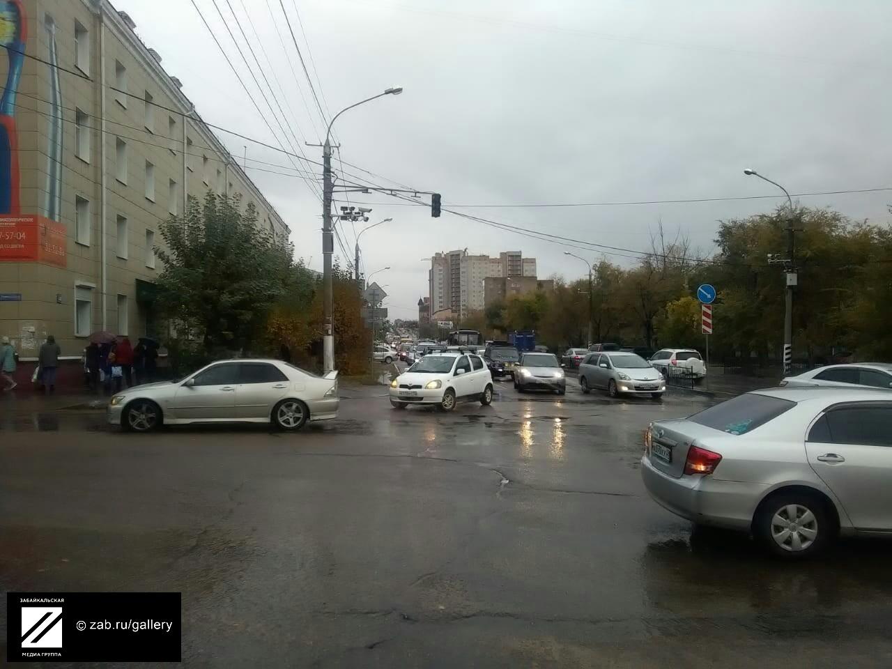 Пробка из-за столкновения трёх автомобилей образовалась в центре Читы