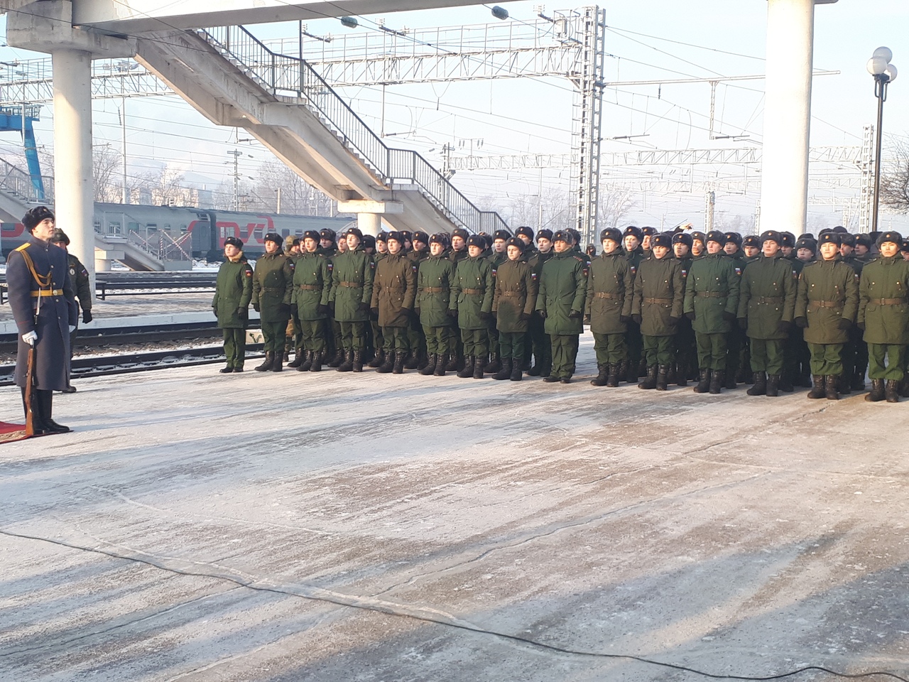 Осипов, военные и десятки читинцев встретили на вокзале 30 лаосских танков Т-34