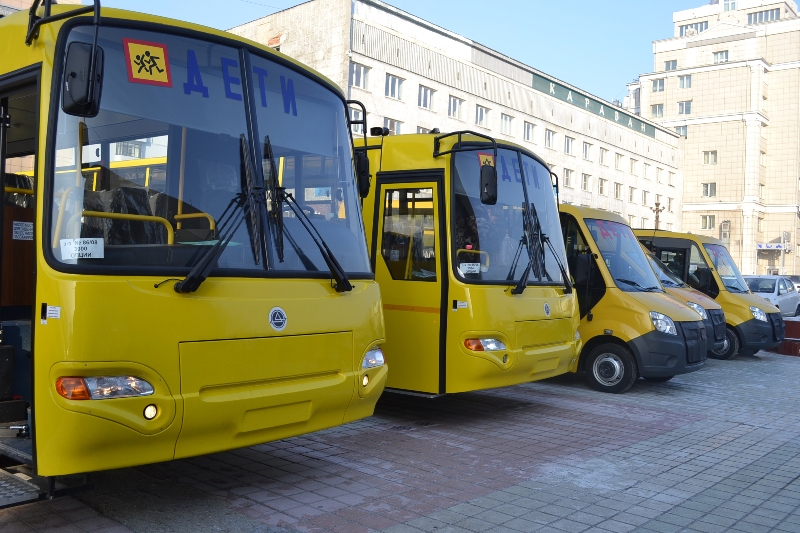 Томских вручил новые автобусы школам Забайкалья