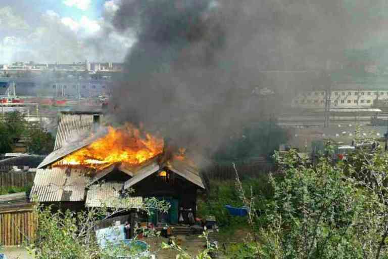 Крыша жилого дома загорелась в районе «десятки» в Чите