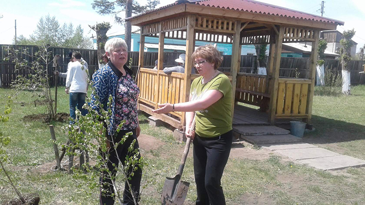 Жители Холбона высадили почти тысячу деревьев для восстановления парка