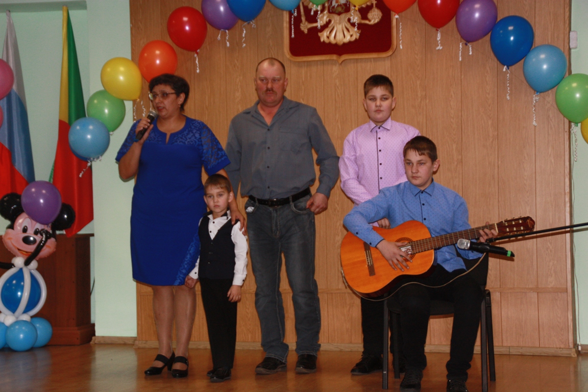 Лучшие семьи края получили по 100 тысяч рублей