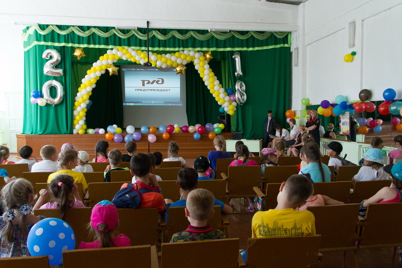 Юные железнодорожники провели урок безопасности в школе №10 в Песчанке
