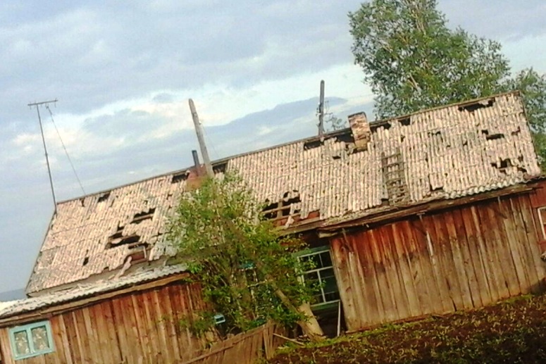 Жители села в Забайкалье чинят разбитые градом крыши, чем могут