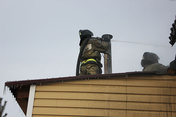 Пожарные отстояли горящий дом в Добротном